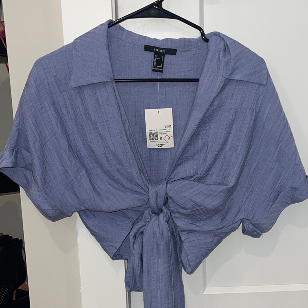 Cropped lose tie shirt